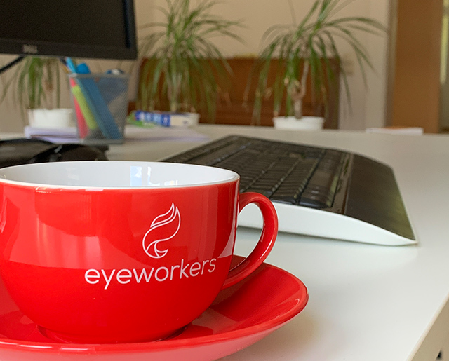 eyeworkers Kaffeetasse auf Schreibtisch
